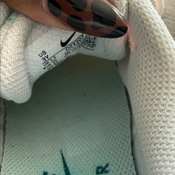 Nike Kids White and Pink Low-Top Sneakers - Picture 7 of 8